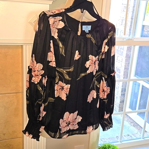 Sz M CeCe Black blouse with pink flowers with gold metallic threads - Picture 1 of 8